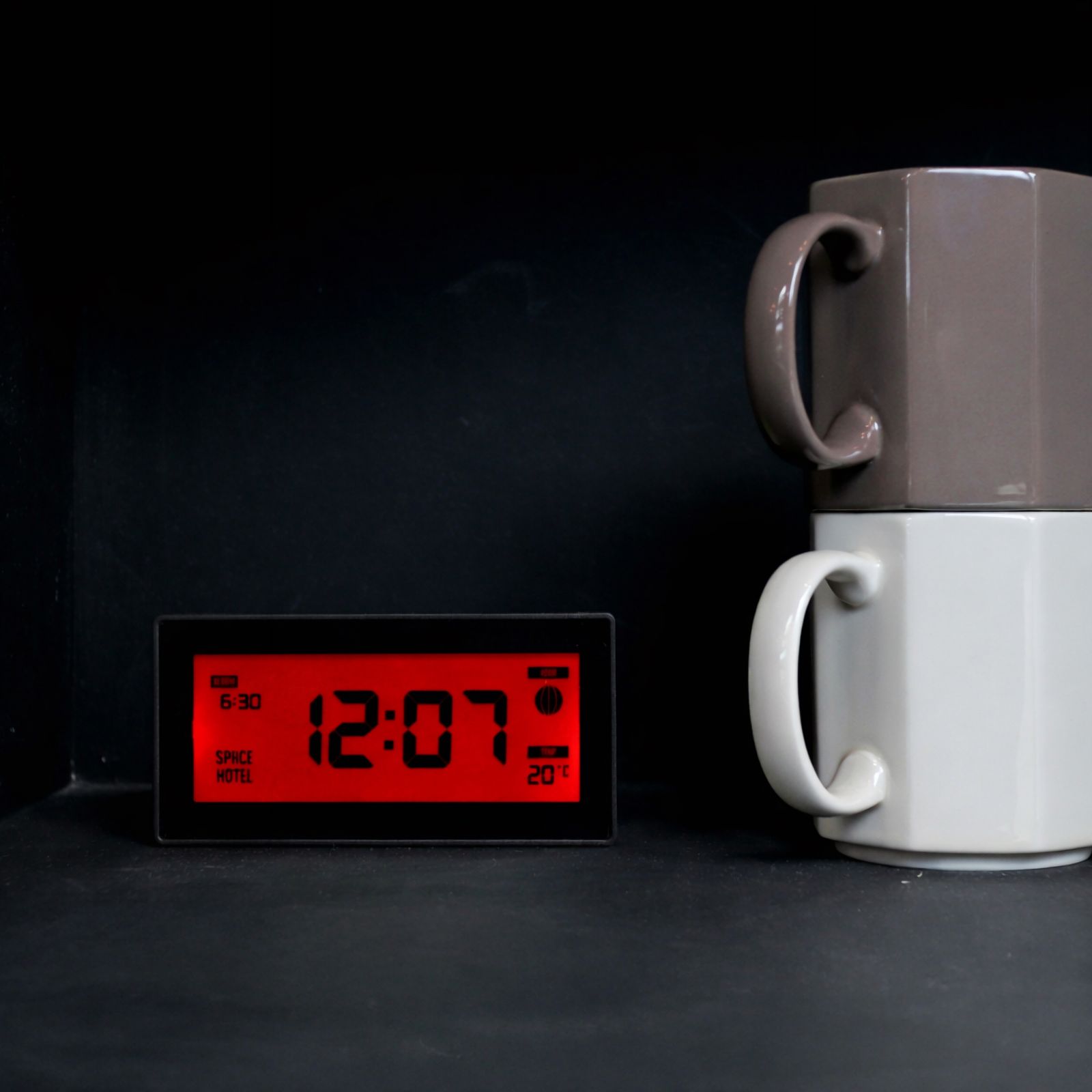 「Robot Alarm Clock "Black/Red" SPACE HOTEL」多機能クロック イギリス