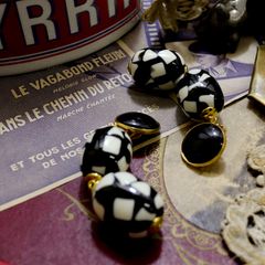 「スイングツインオーバル」イヤリング ブラック×ホワイト