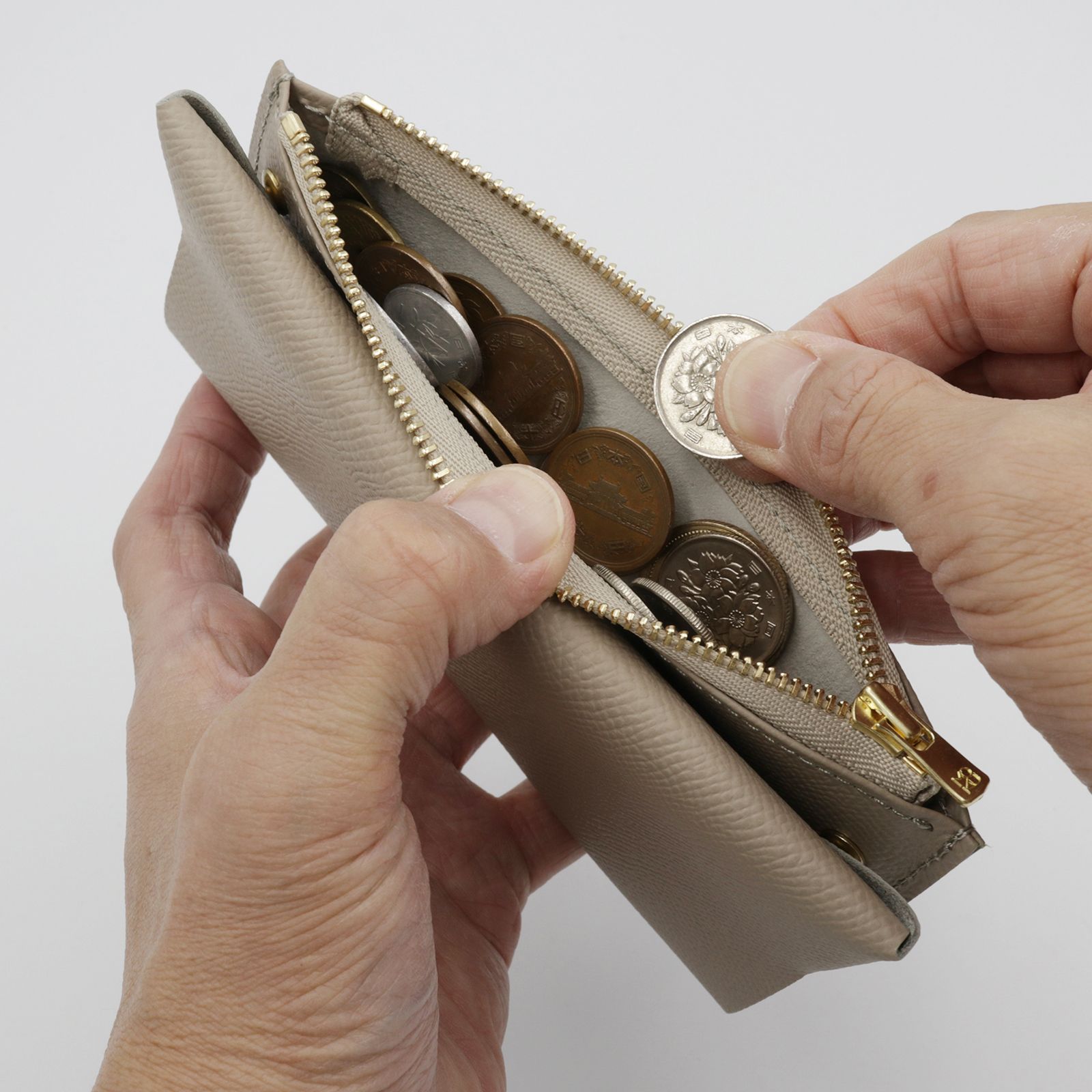 「小さく薄い長財布UNO ver.2 Plus Metallic Shrink」gunmetal silver