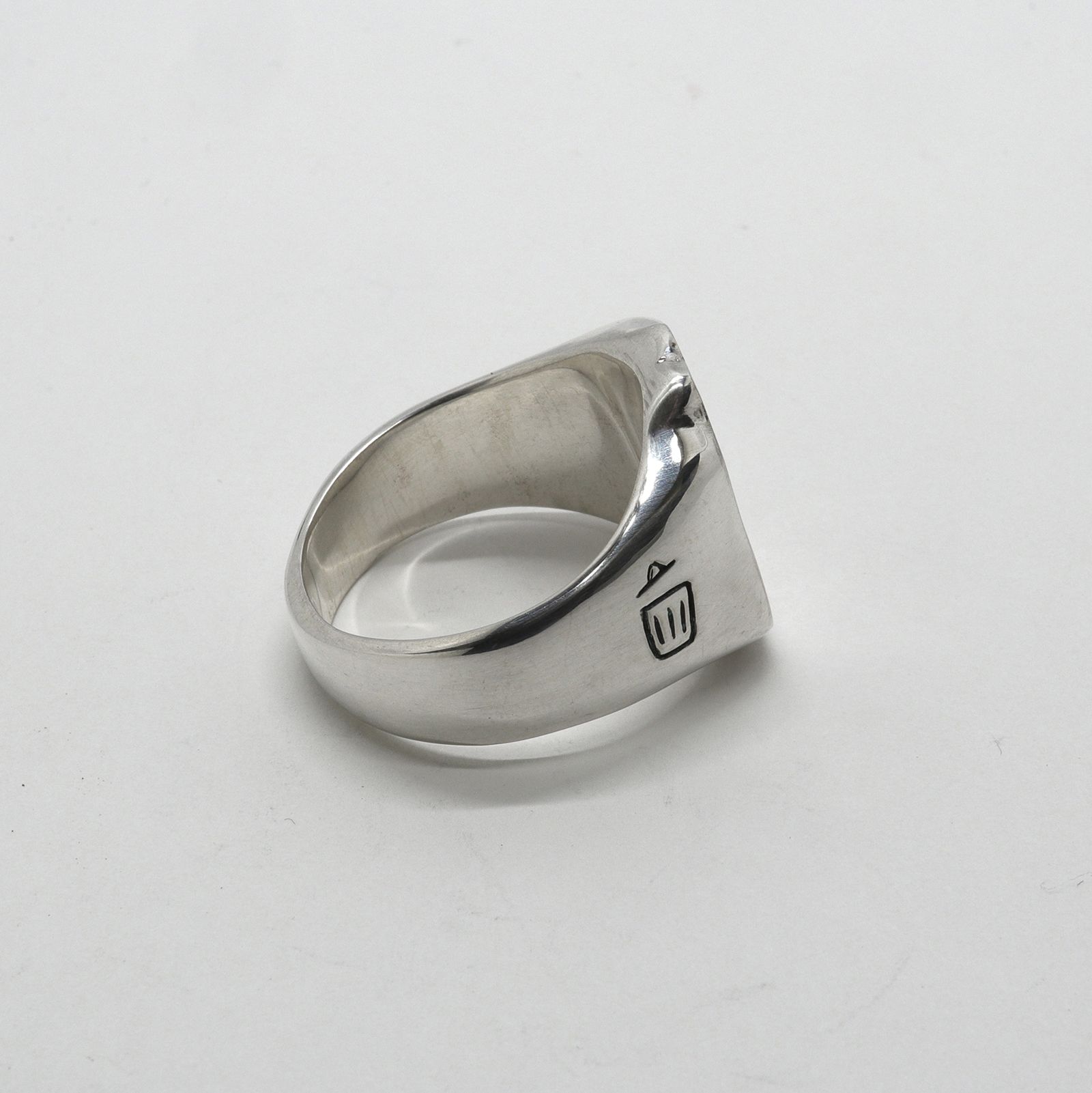 「Down in the Dumps Ring」リング