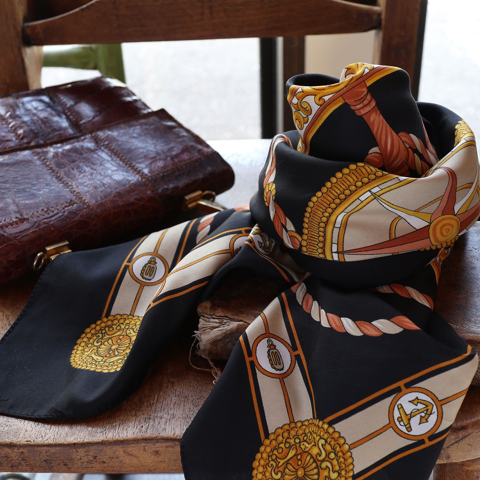 「ゴールデンヘルム」ヴィンテージスカーフ ヨーロッパ