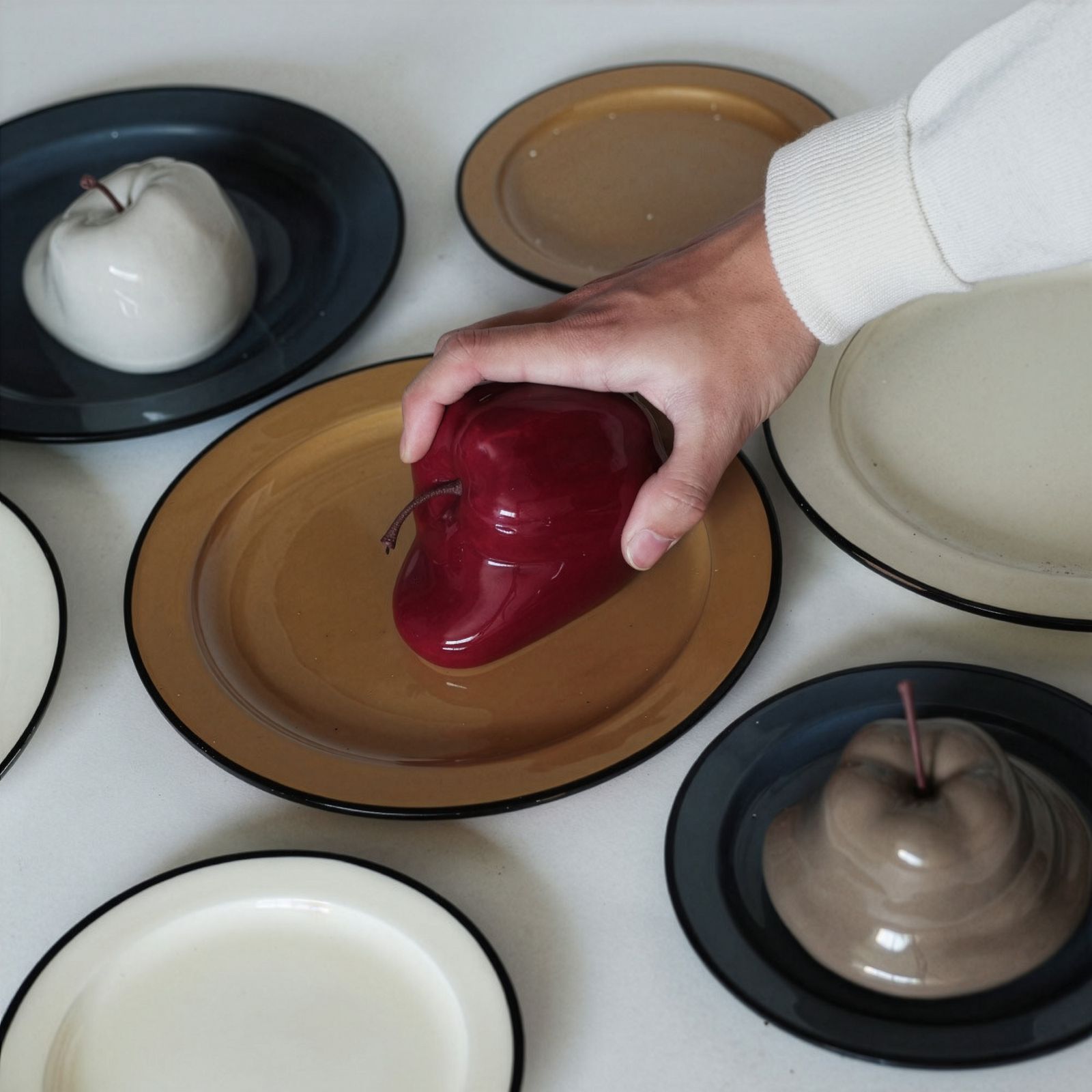 「ROBBEN MARBLY」溶けたリンゴのオブジェ