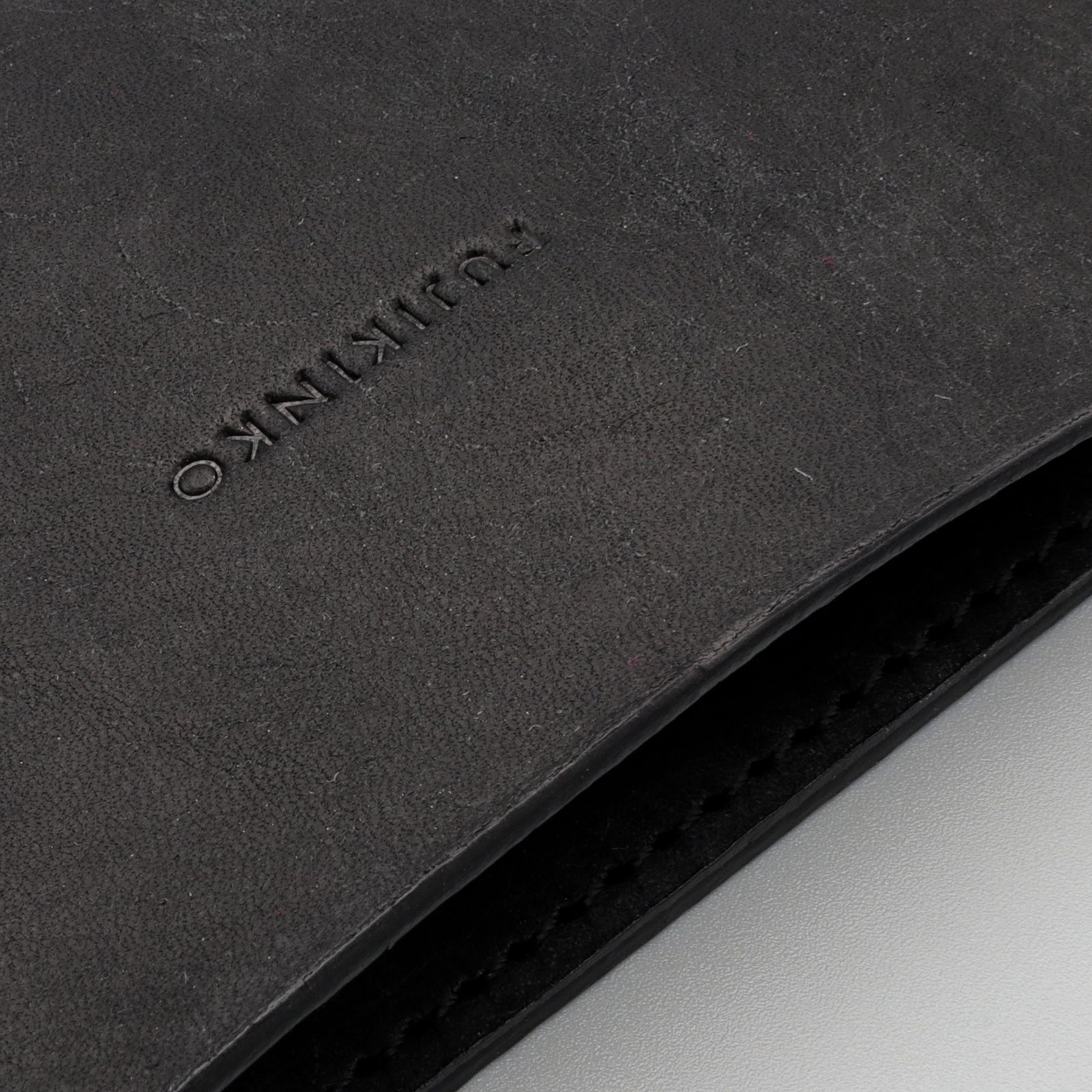 「TWIST 70 PHONE/CARD CASE」スマホショルダー ブラック×ブラック