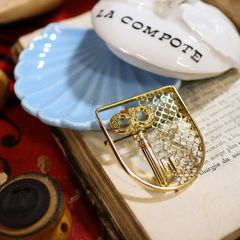 「キーオンエンブレム」ブローチ ヨーロッパ