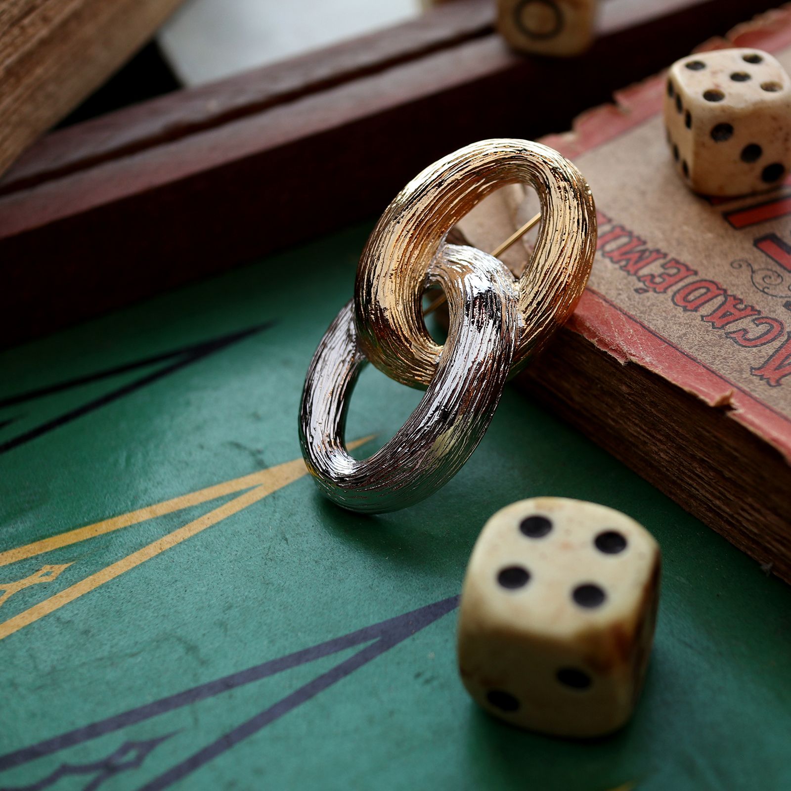 「 バイカラーリンク」ブローチ フランス Piere Cardin