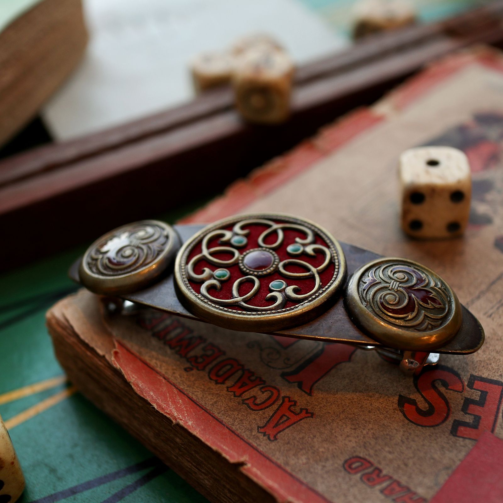 「トリプルメダリオン」ヘッドアクセ フランス