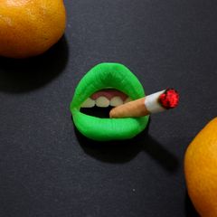 「LIPタバコ」ブローチ グリーン