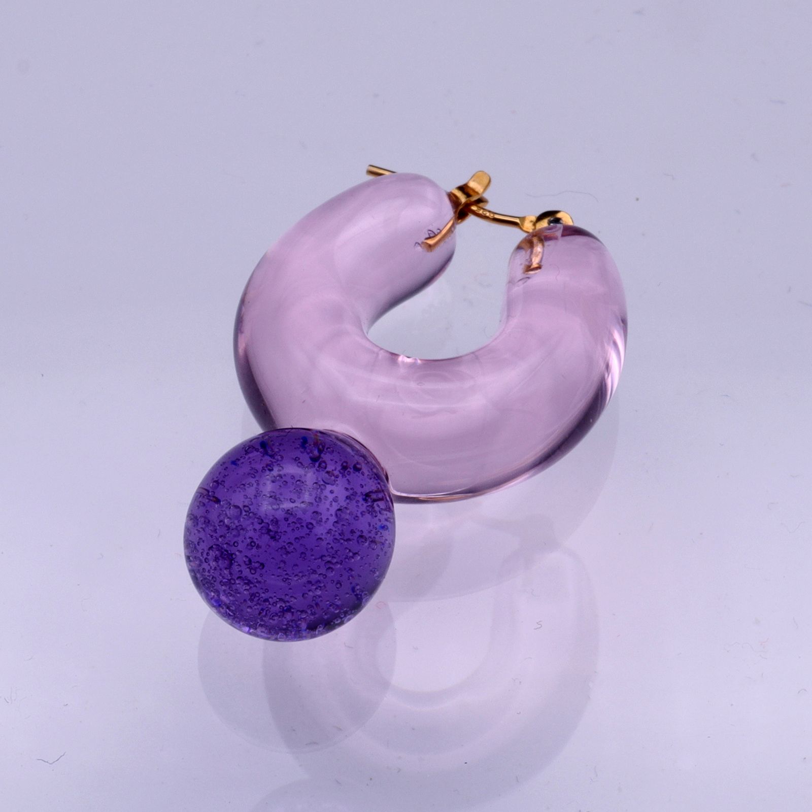 「Glass Hoop "C" Pierce MINI」ピアス(片耳) パープル&ピンク