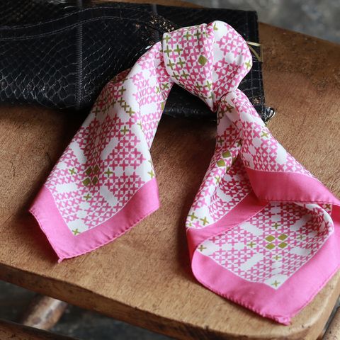 「クロスステッチフラワー」ヴィンテージスカーフ ヨーロッパ