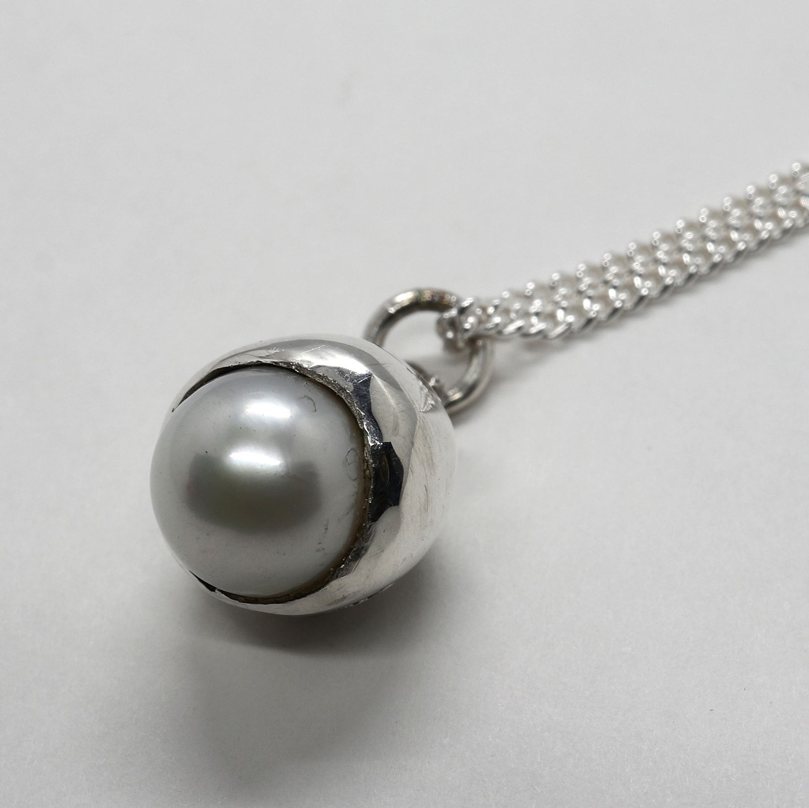 「Space Hopper Necklace」ネックレス