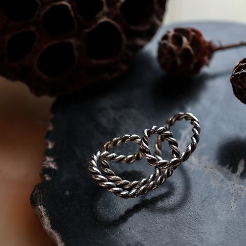 「ROPING MOBIUS EARCUFF」イヤーカフ