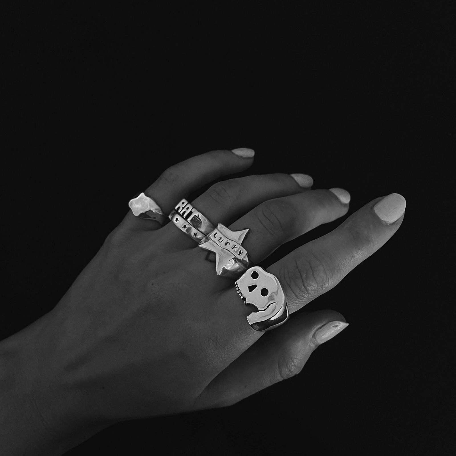 「The Ogling Skull Ring」リング