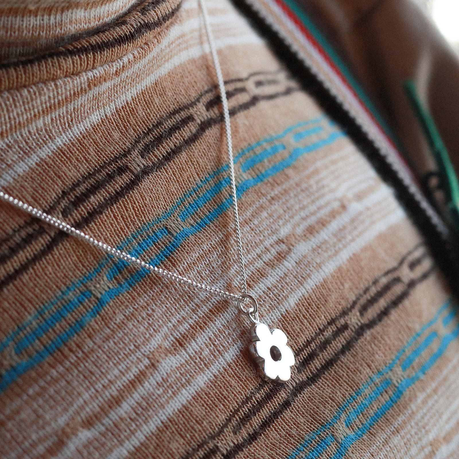 「Wonky Flower Charm Necklace」ネックレス