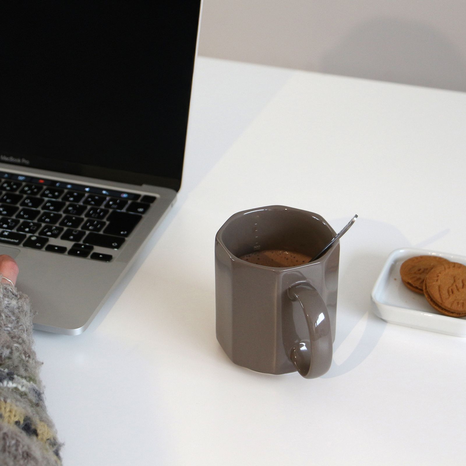 PORCELAIN MEASURING MUG "Gray"