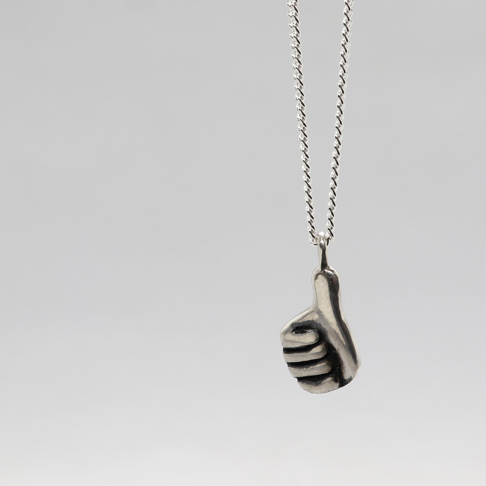 「Thumbs Up Necklace」ネックレス