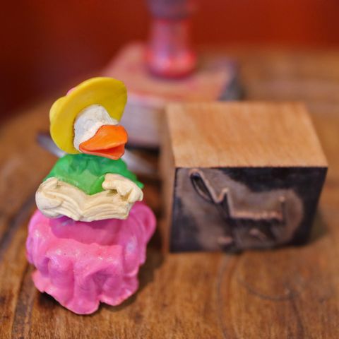 読書するアヒル 人形 フレンチキーホルダー