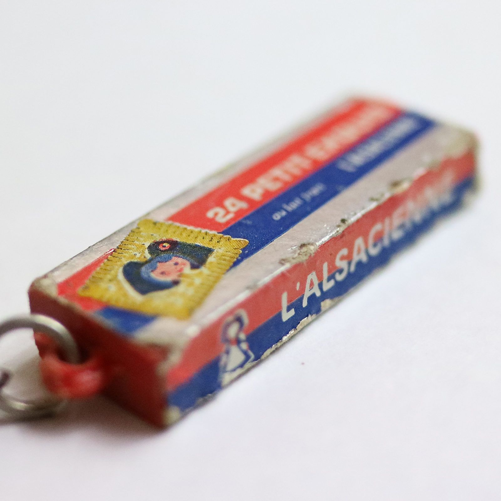 L'ALSACIENNE "24 PETIT-EXQUIS" アルザシェンヌ エルヴェ・モルヴァン フレンチキーホルダー