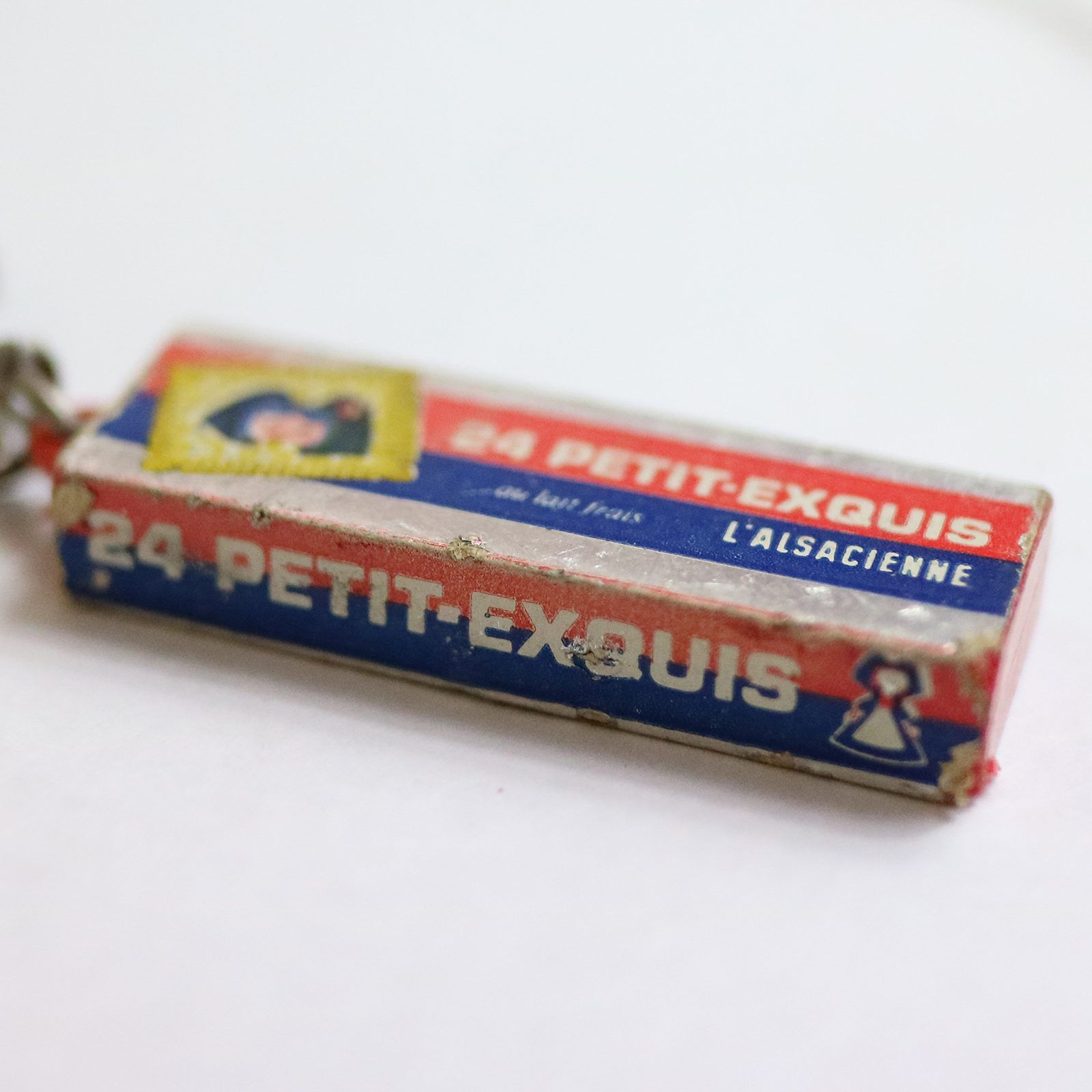 L'ALSACIENNE "24 PETIT-EXQUIS" アルザシェンヌ エルヴェ・モルヴァン フレンチキーホルダー