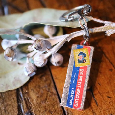 L'ALSACIENNE "24 PETIT-EXQUIS" アルザシェンヌ エルヴェ・モルヴァン フレンチキーホルダー