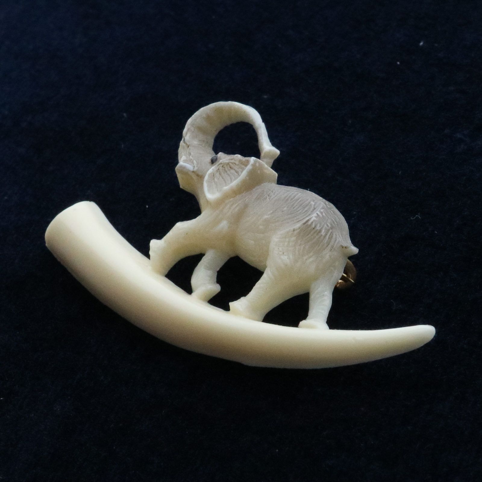プラスチックブローチ「ゾウ」