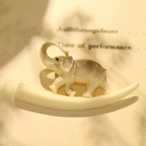 プラスチックブローチ「ゾウ」