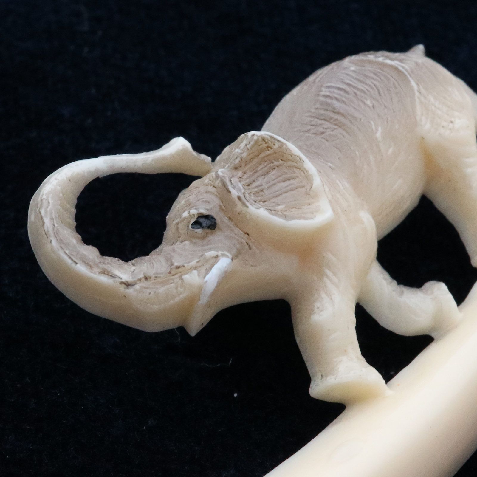 プラスチックブローチ「ゾウ」