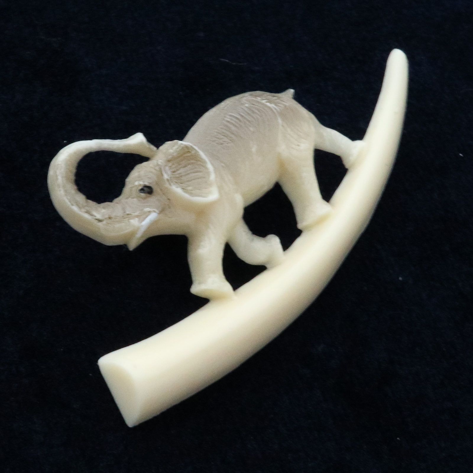 プラスチックブローチ「ゾウ」