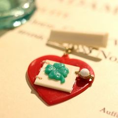 プラスチックブローチ「ハート&クローバー」