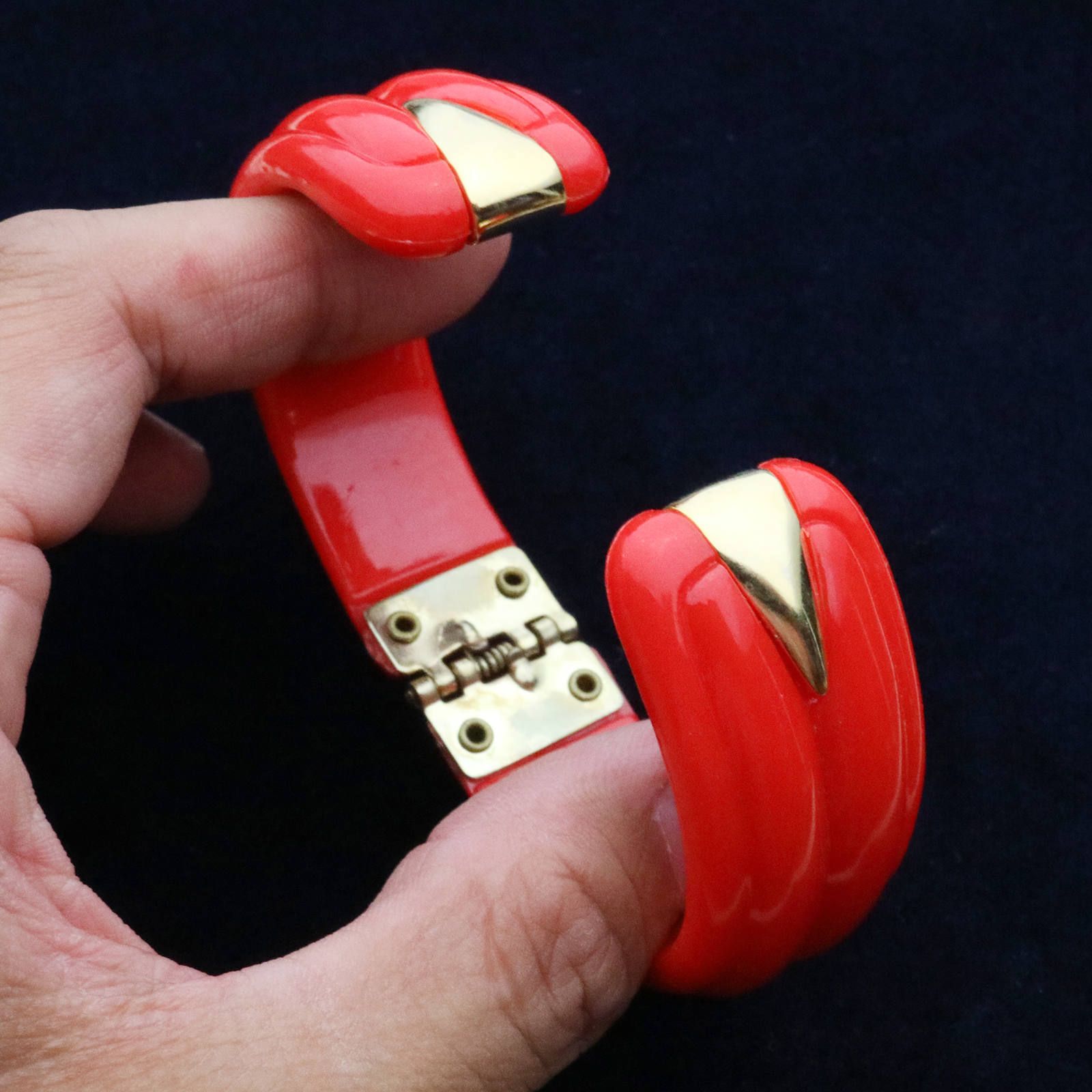 ゴールドアクセントレトロバングル