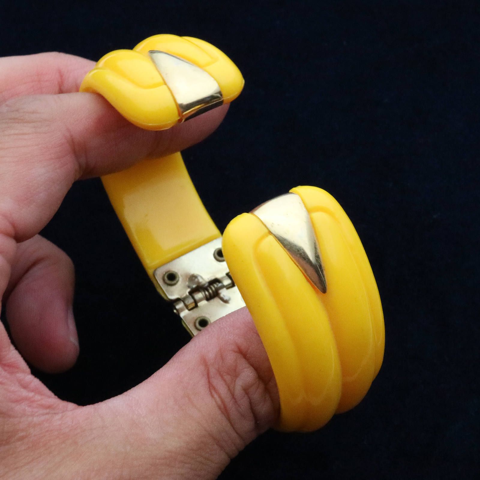 ゴールドアクセントレトロバングル