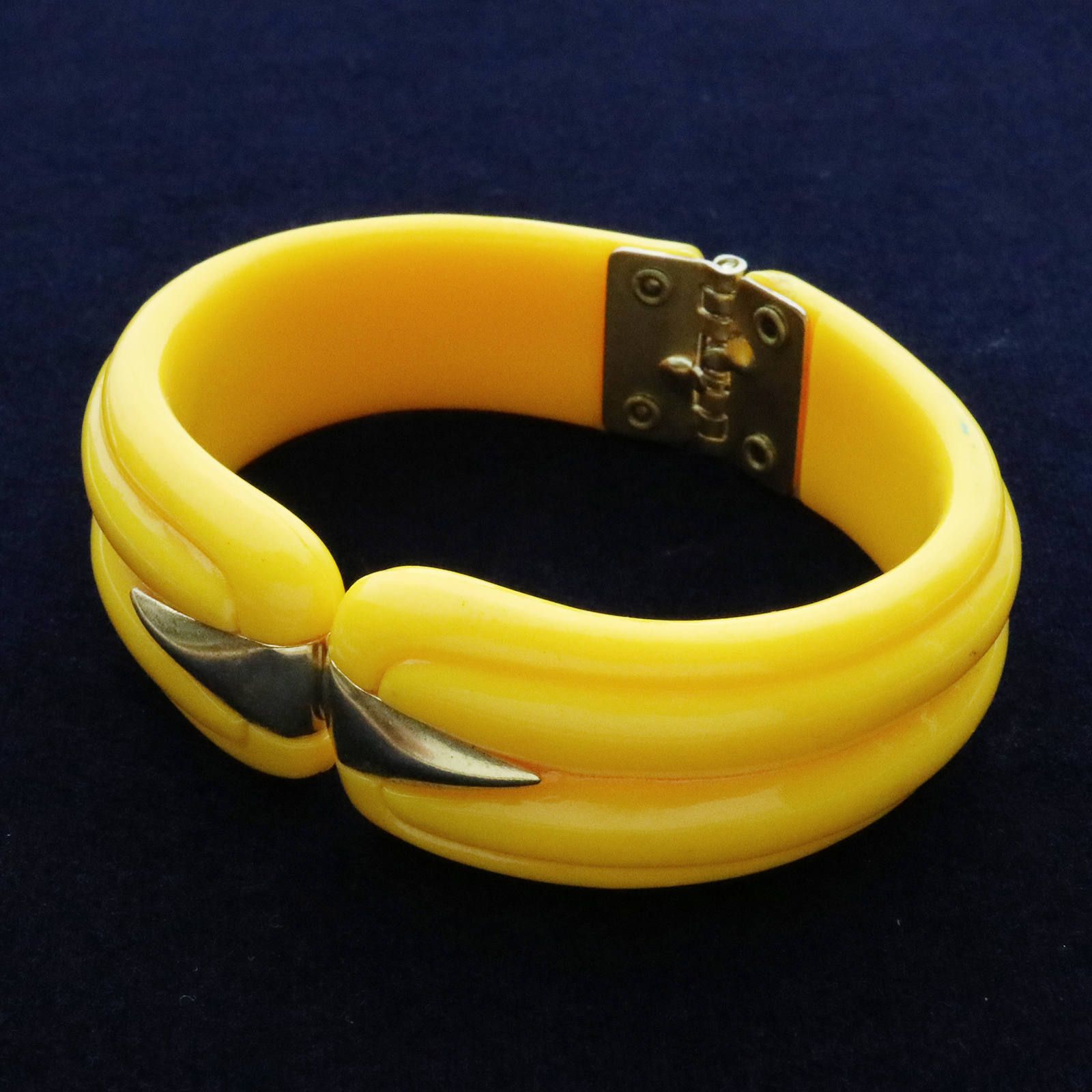ゴールドアクセントレトロバングル