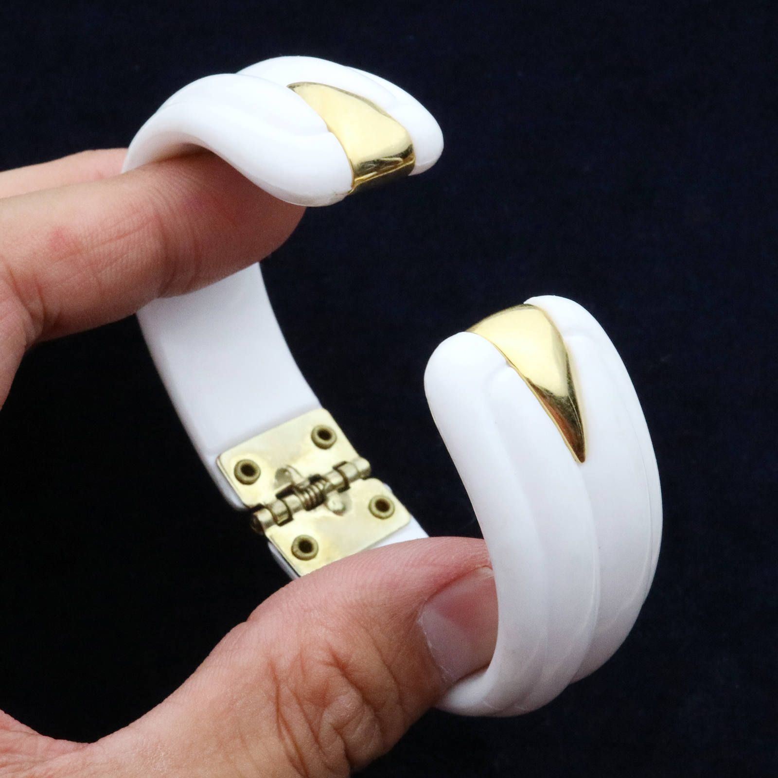 ゴールドアクセントレトロバングル