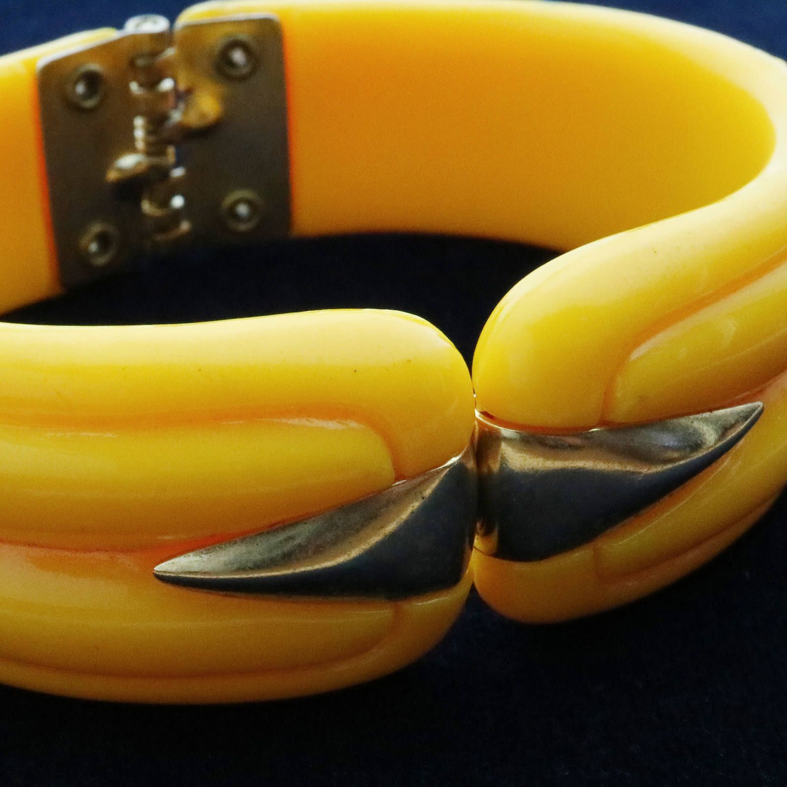 ゴールドアクセントレトロバングル