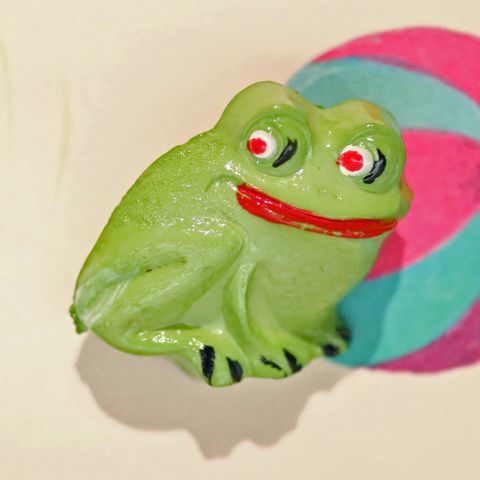 プラスチックブローチ「カエル」