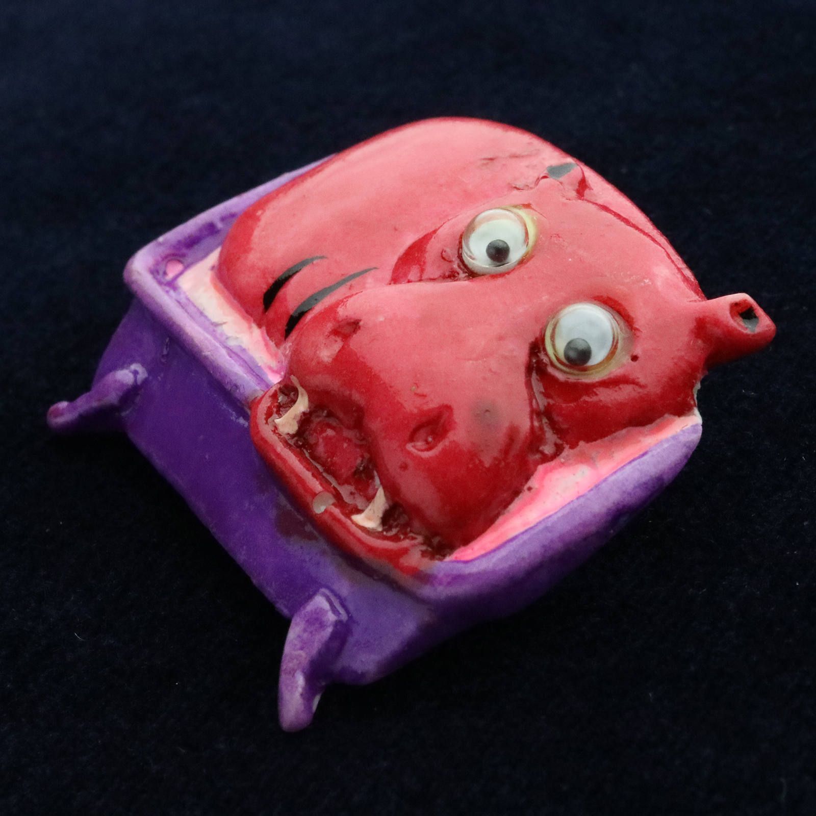 プラスチックブローチ「カバ」