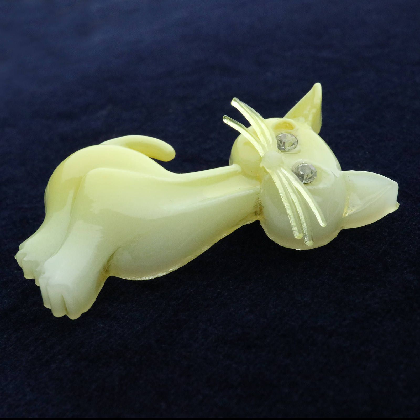 プラスチックブローチ「ネコ」