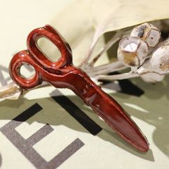 プラスチックブローチ「ハサミ」