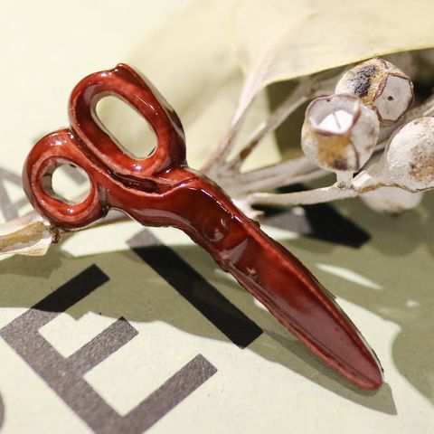 プラスチックブローチ「ハサミ」