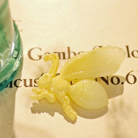 プラスチックブローチ「ハチ」