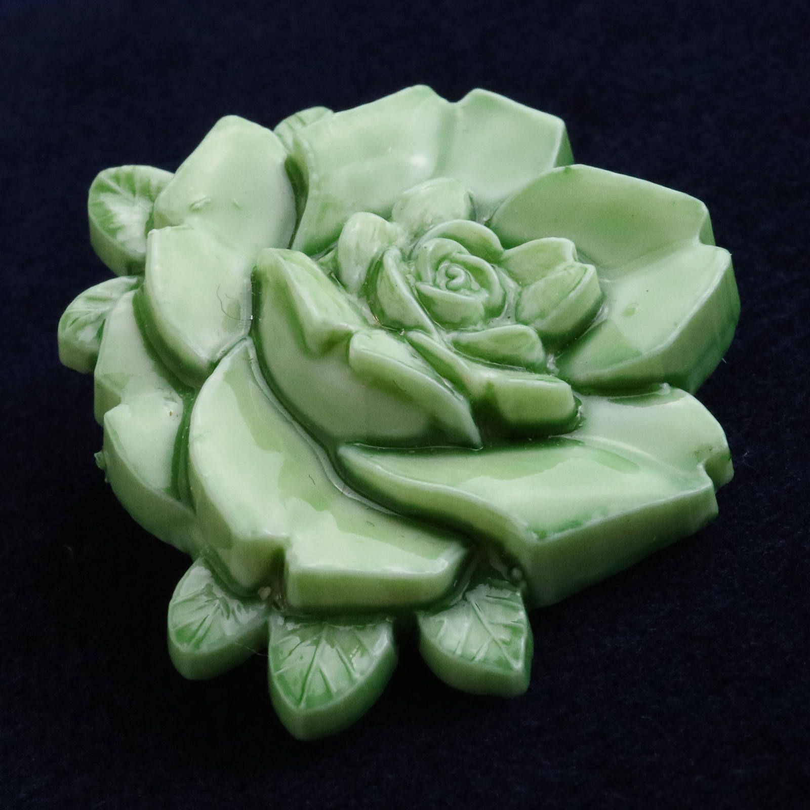 プラスチックブローチ「薔薇レリーフ」