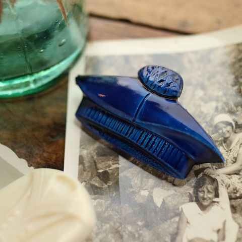 プラスチックブローチ「セーラ―帽」