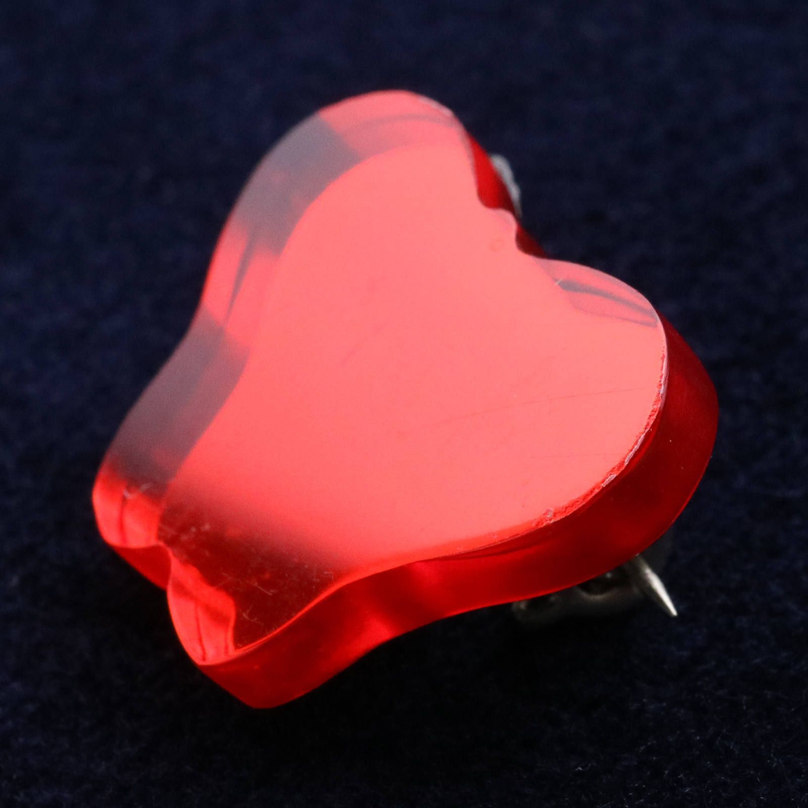 プラスチックブローチ「蝶シルエット」