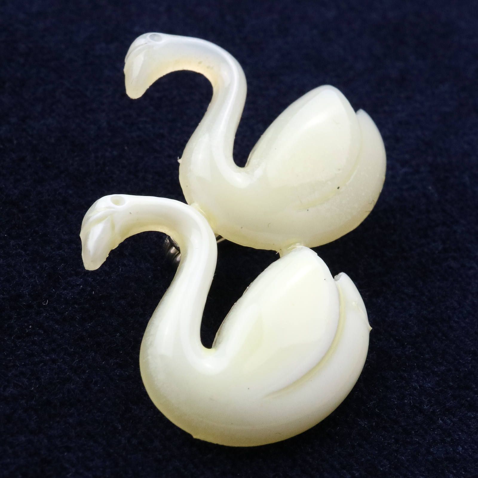 プラスチックブローチ「白鳥」