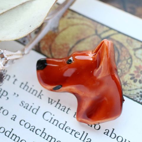プラスチックブローチ「犬」