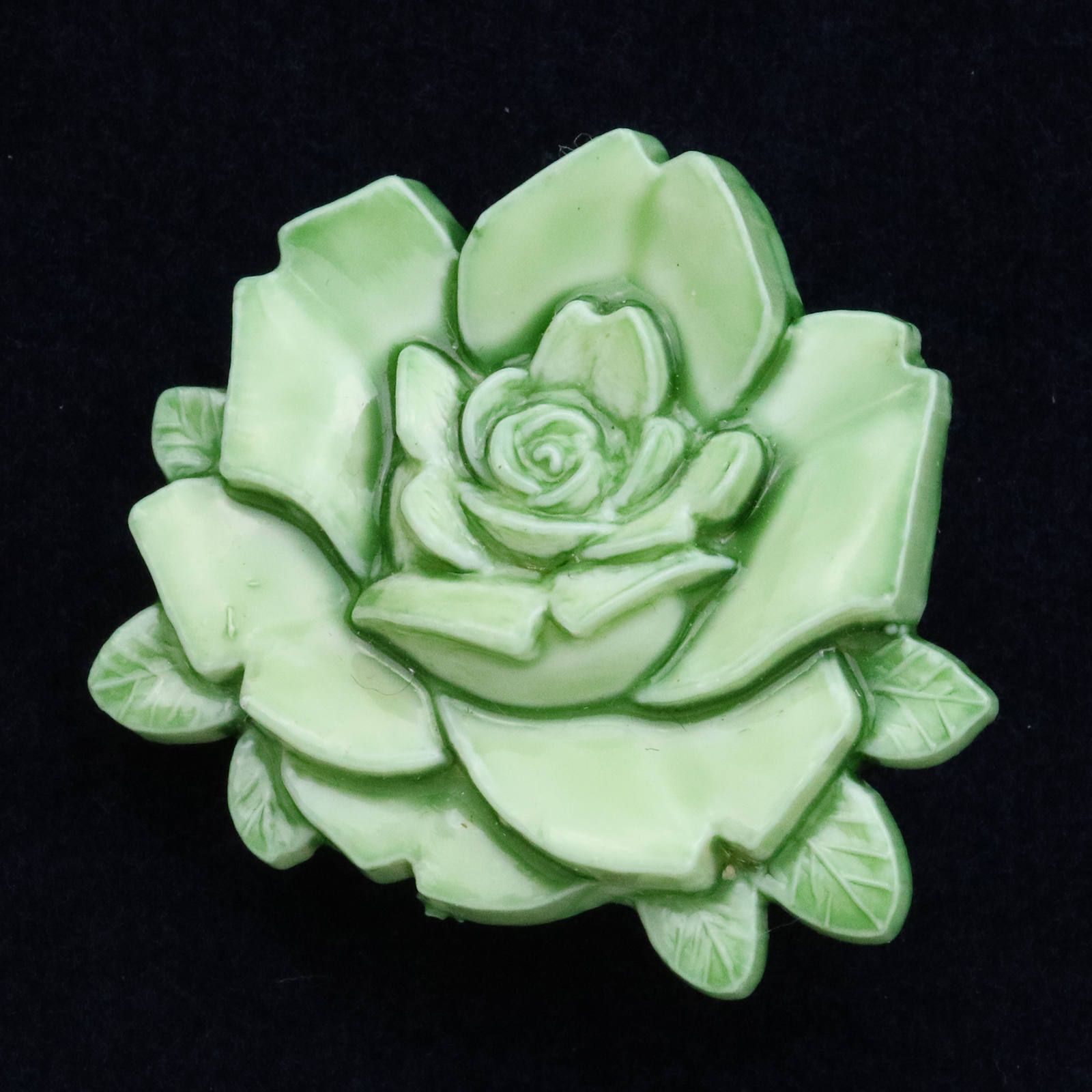 プラスチックブローチ「薔薇レリーフ」