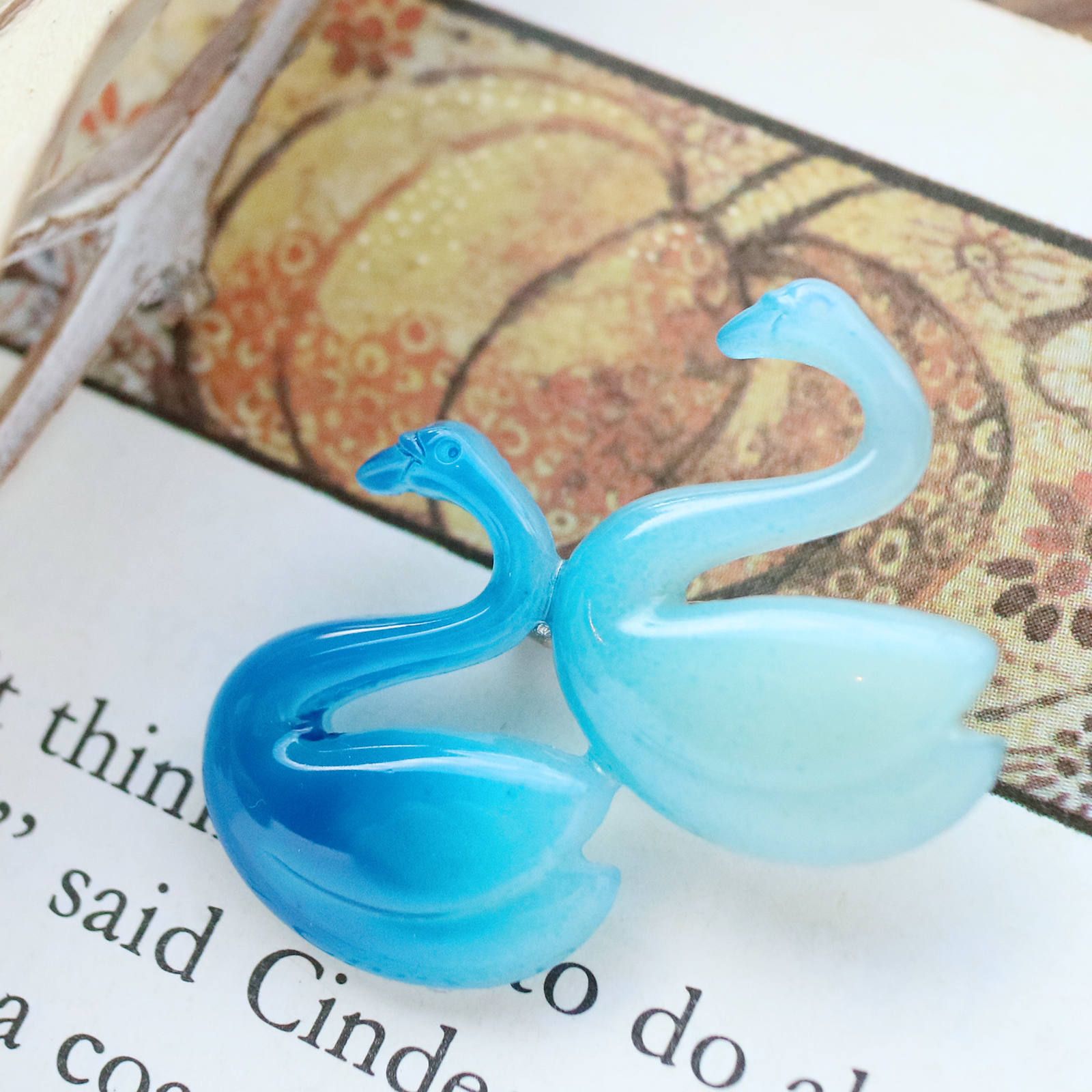 プラスチックブローチ「白鳥」