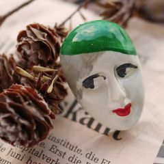 プラスチックブローチ「フィメール顔」
