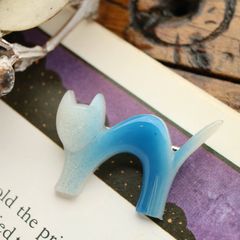 プラスチックブローチ「伸び猫」