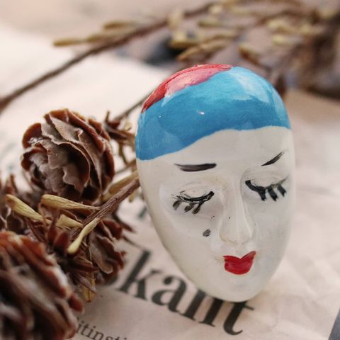 プラスチックブローチ「フィメール顔」