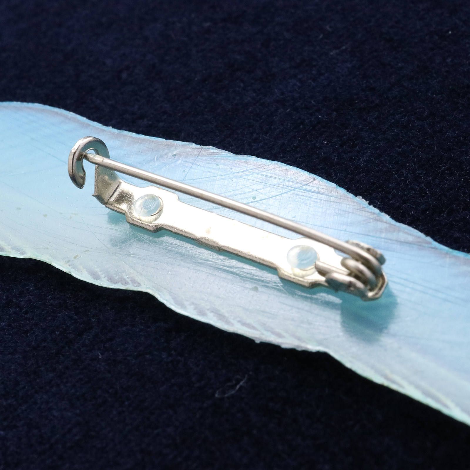 プラスチックブローチ「羽根」